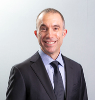 株式会社キュラーズ　代表取締役　スティーブ・スポーン