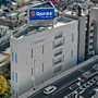 キュラーズ渋谷幡ヶ谷店 高速道路からも目立つ店舗看板
